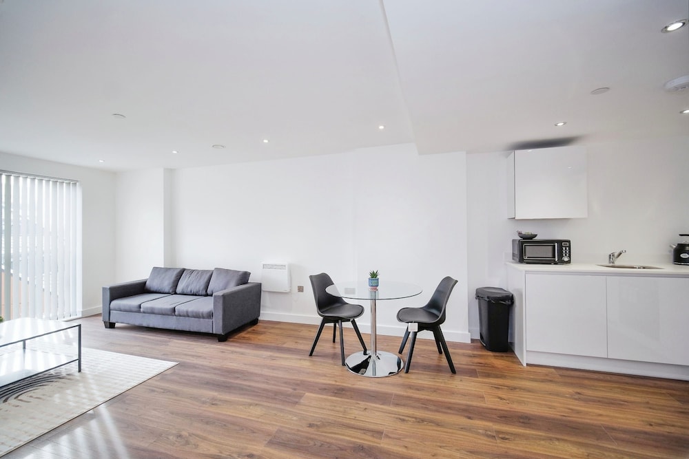 1 Bed Serviced Apartment Bracknell Station 5 Mins view 5