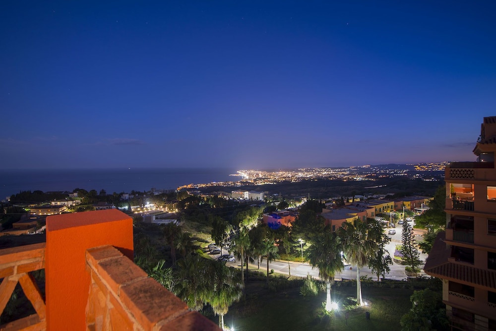Penthouse M Reserva del Higueron 3 BEDROOMS. TRANSFER to the Beach and Train station. JACUZZI. WIFI. 2 PARKING. 2 SWIMMING POOL
