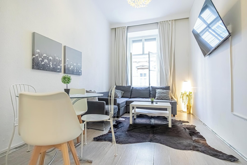 Contemporary 1BR LR Close to Belvedere