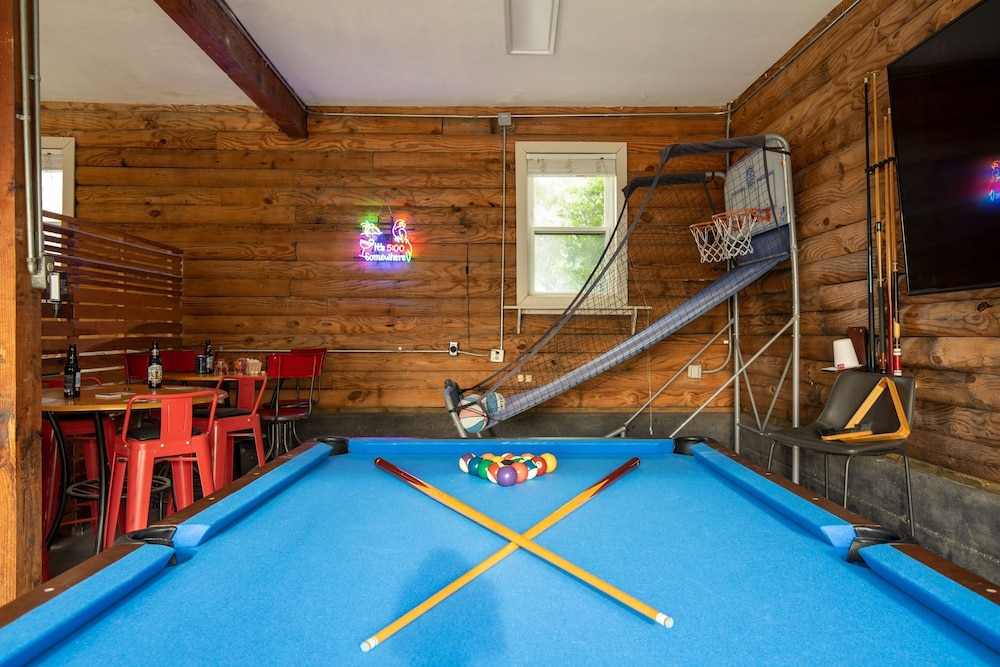 Chateau Syrah by Avantstay Picturesque Estate w Pool Hot Tub Pool Table Table Tennis New Pickleball Court Basketball Hoop