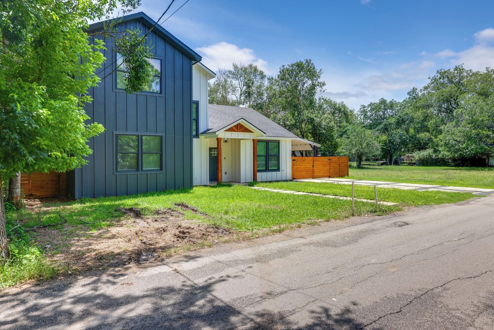 1/2 Mi to Schlitterbahn Waterpark: Home w/ Patio!
