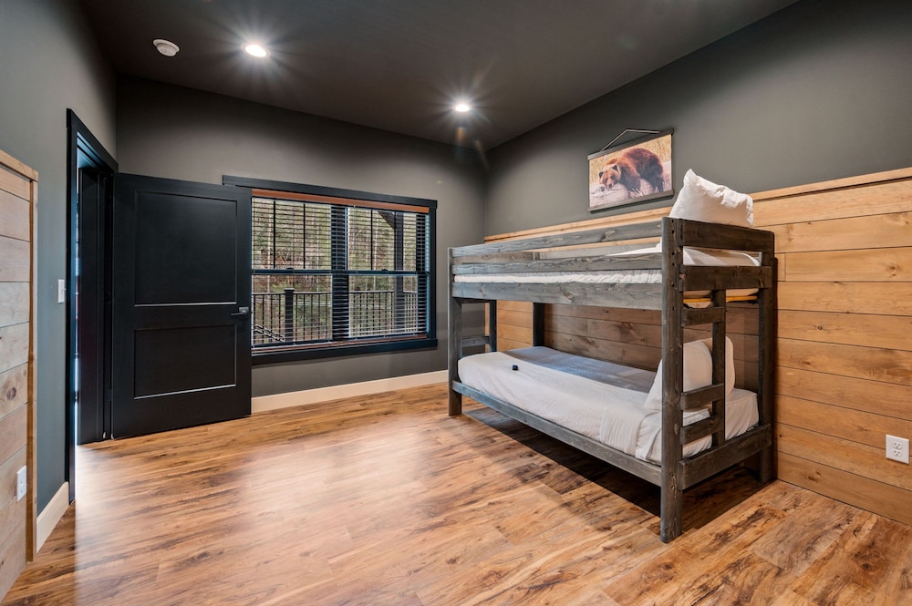 Game Room-hot Tub-10 Mins to Downtown Gatlinburg