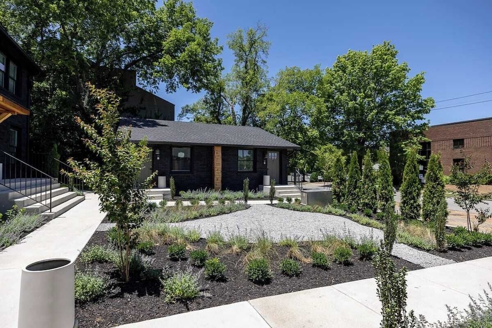 24-guest Retreat The Nomad: Studio x2, 1BR x4