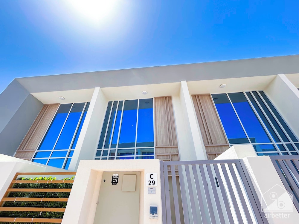 Luxury 1-br Villa in Rukan: Dubai Skyline Views!
