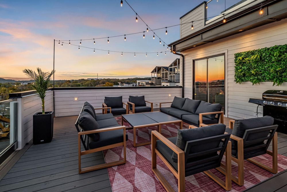 Disco Lounge Double Rooftop Hot Tub Nashville
