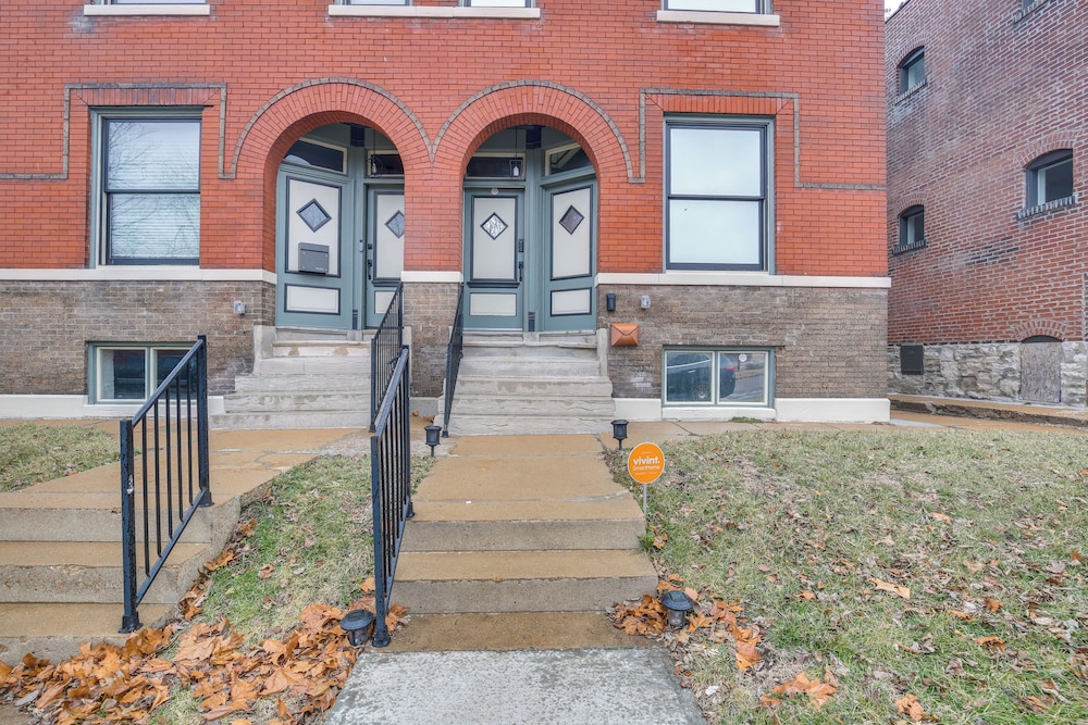 Walk to Gravois Park: 'nice Home' w/ Garage