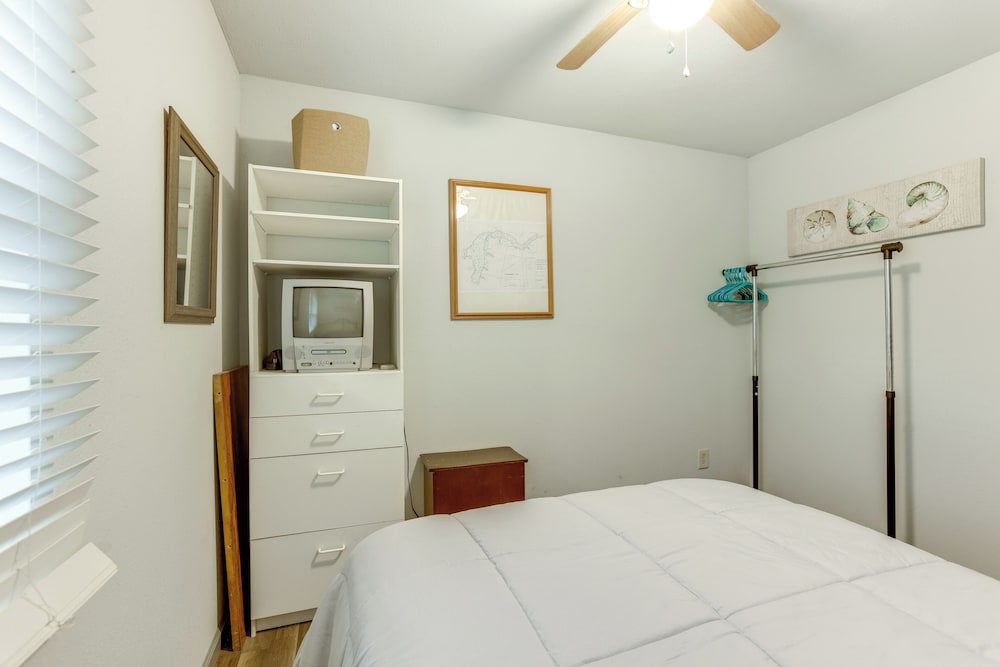 Walk to Lake Hamlin: Cottage Near Boat Launch