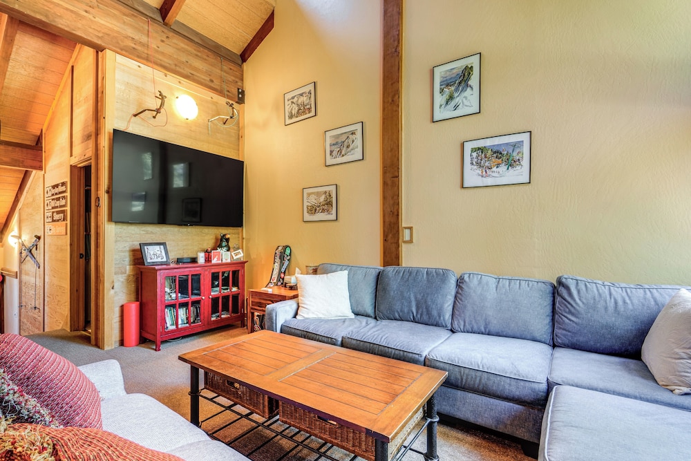 8 Mi to North Tahoe Beach: Truckee Resort Condo