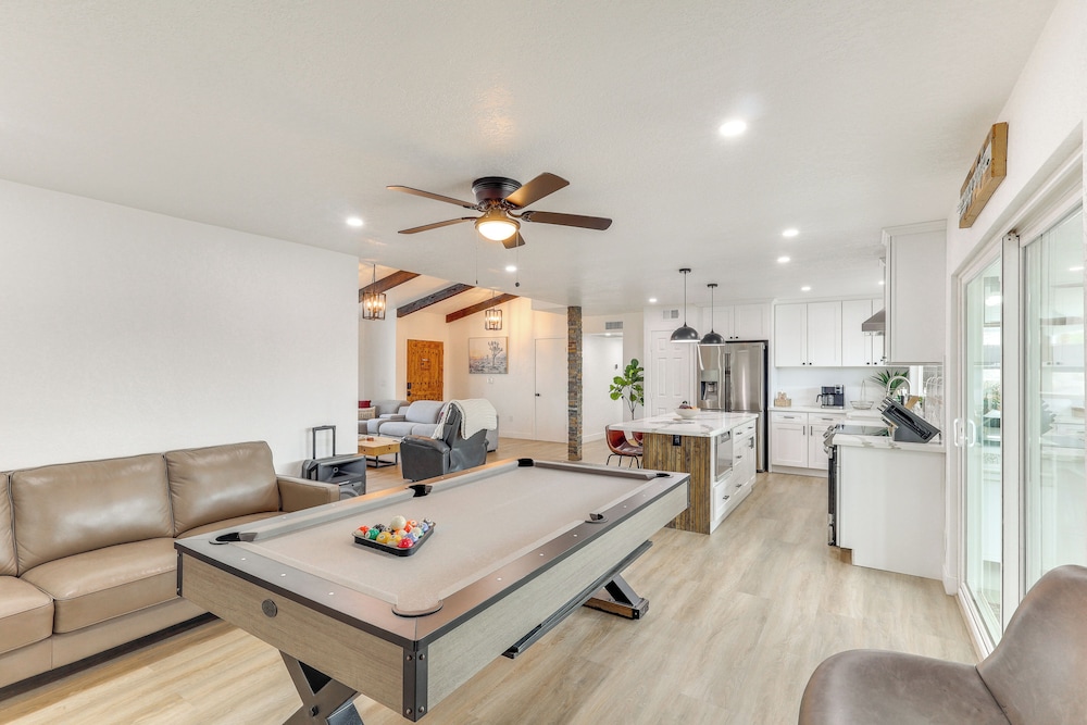 Poolside Relaxation: Group-friendly Home in Havasu