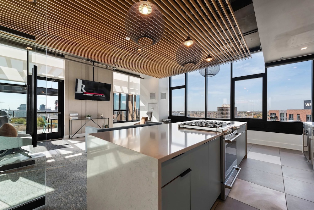 Penthouse Near Fulton Market 3BR Luxury