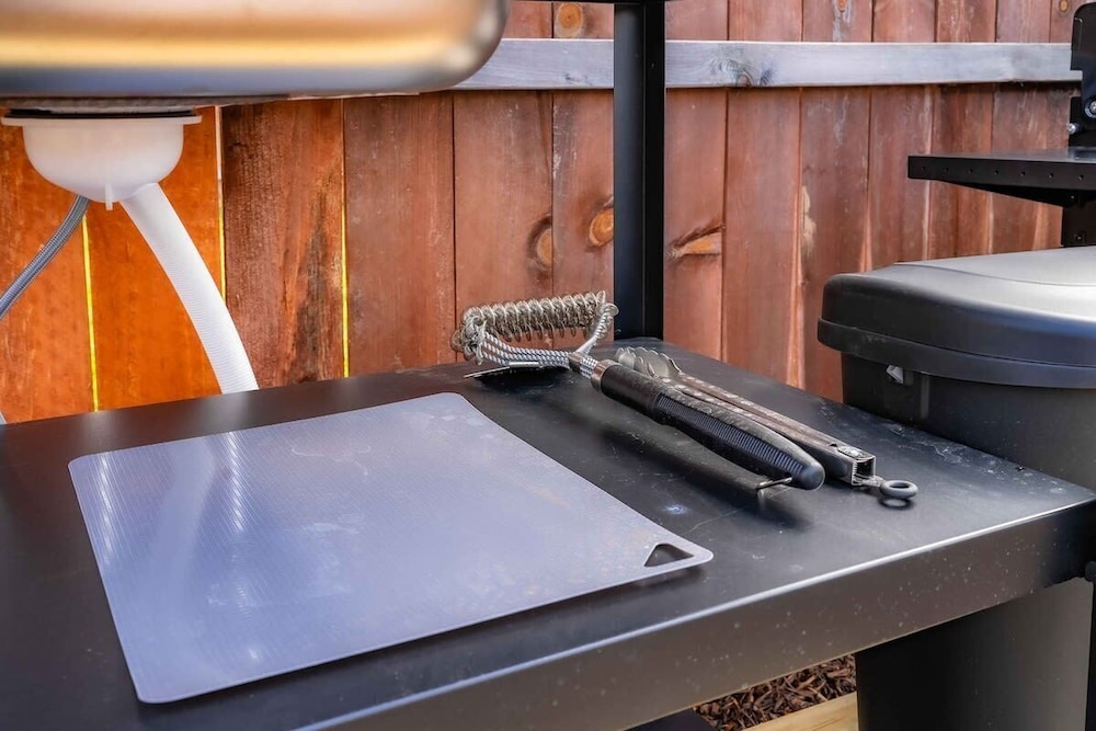 Urban Glamping Oasis: Comfort & Adventure Combined