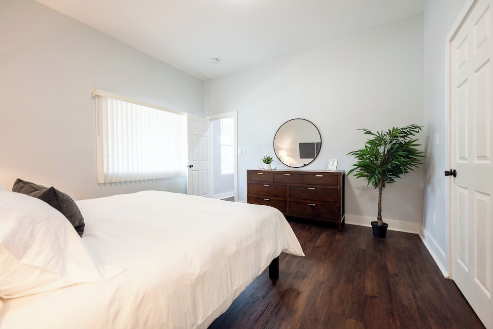 Spacious 5-Bedroom Blue Bungalow