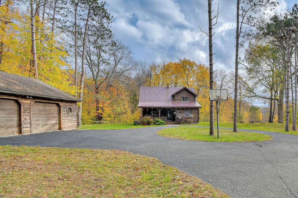 Private Hannibal Cabin With Sauna & Hot Tub!