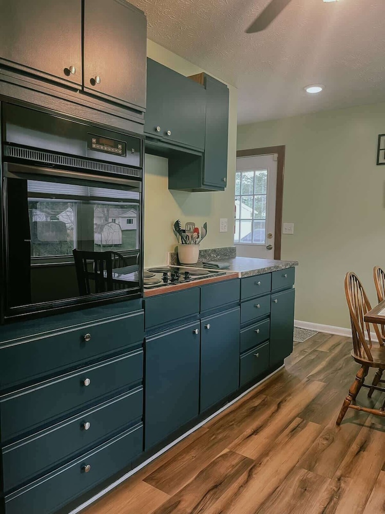 Blue Heron Cottage With Game Room, Deck & Hot Tub