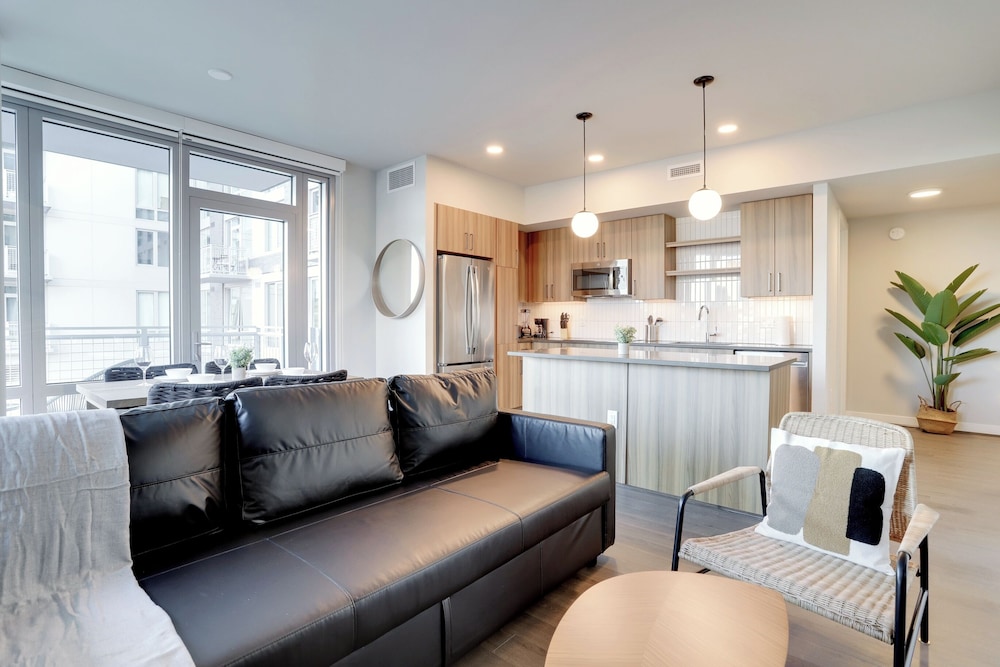 Stylish Apartment Steps from the Metro