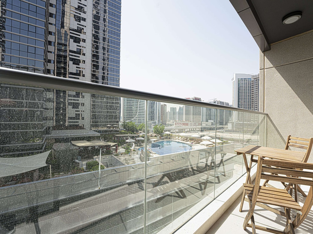 Luxe Apartments Near Dubai Mall, Burj Khalifa - Pool, Gym, & Parking
