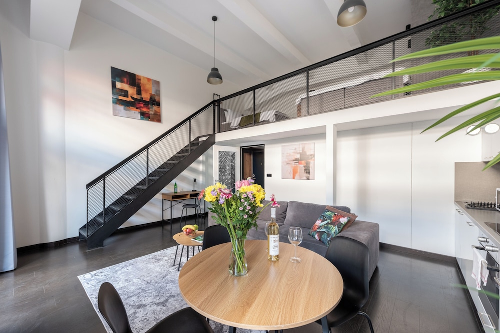 Modern Loft with Balcony Close to Center