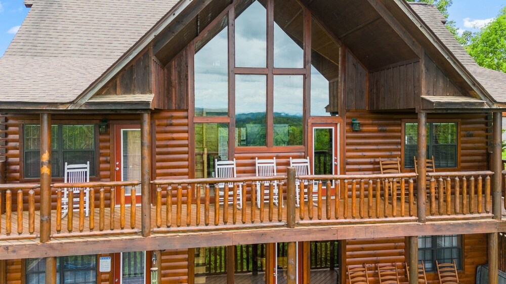 Panoramic View 6 Bedroom Cabin by RedAwning view 2