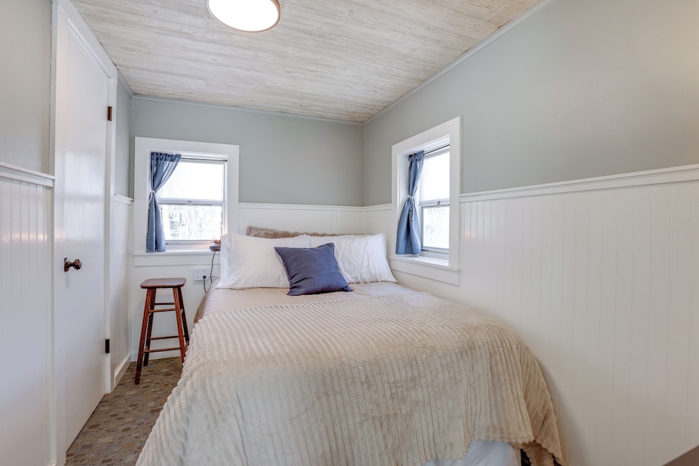 Walk to Beach & Dtwn: Frankfort Cottage w/ BBQ