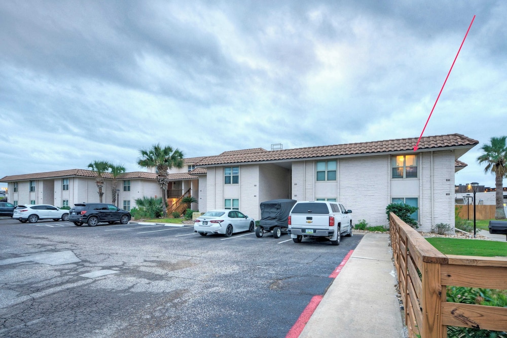 Pour Me a Vacation Mins to Beach, Community Pool+tennis Court, Private Balcony
