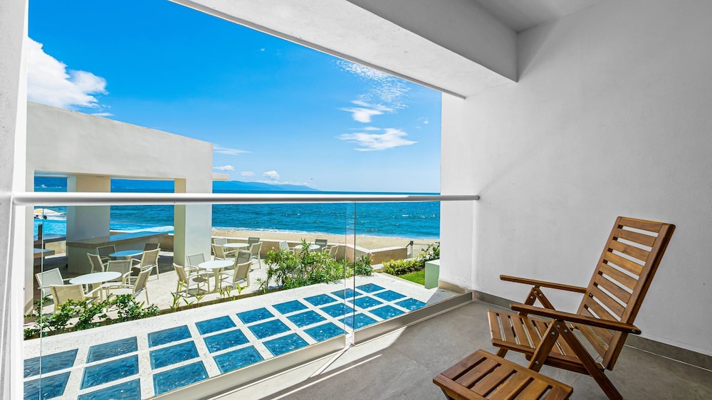 3BR with Private Pool on the Ocean