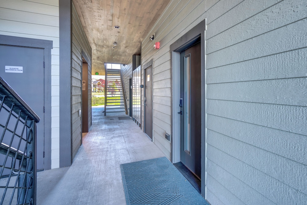 Modern Elk Creek Condo w/ Hot Tub & Heated Floors