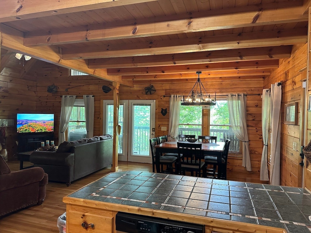 Chillin N Grillin 2 Bedroom Cabin