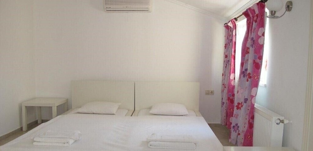 Villa CRL5 by JoyLettings view 2