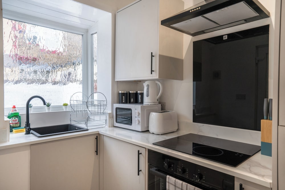 Isimi Burnley 3 Bedroom Modern House, Free Parking view 5