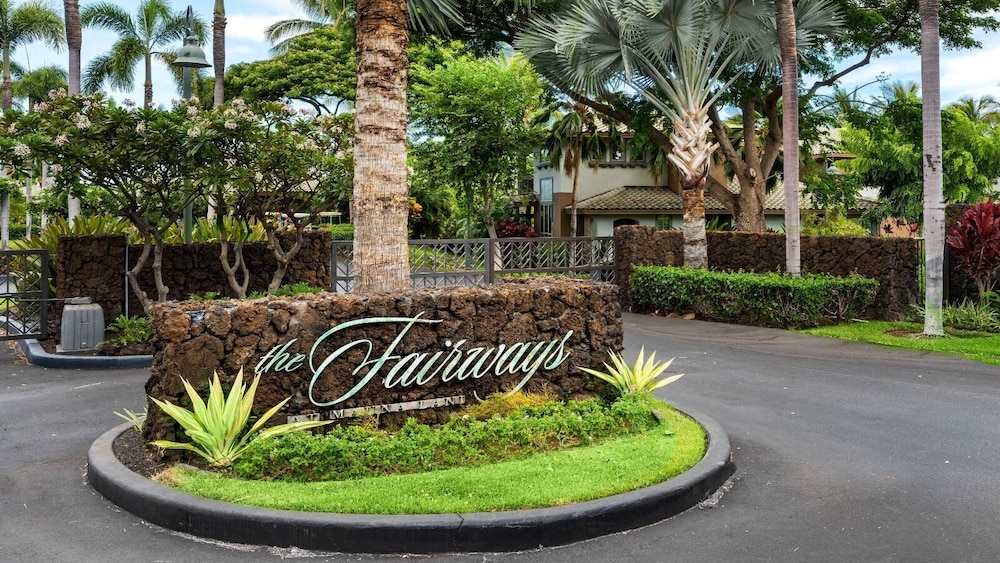Tropical Escape w/ Lanai, BBQ & Resort Amenities - Vrkcv