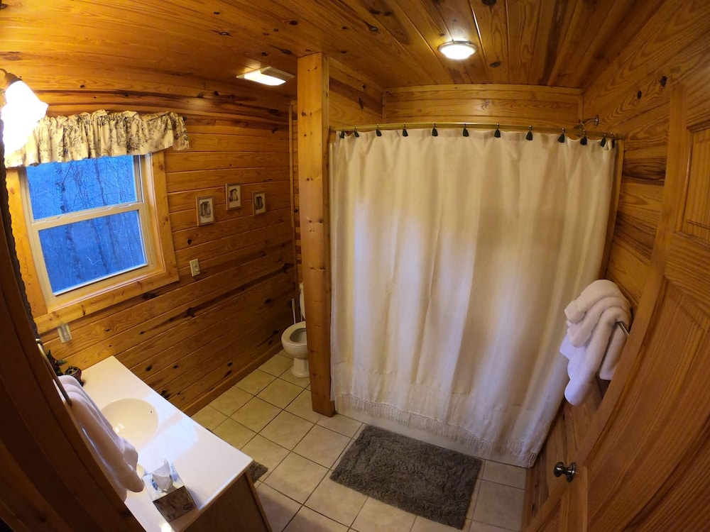Beautiful Cabin w hot tub Sauna Pool Table