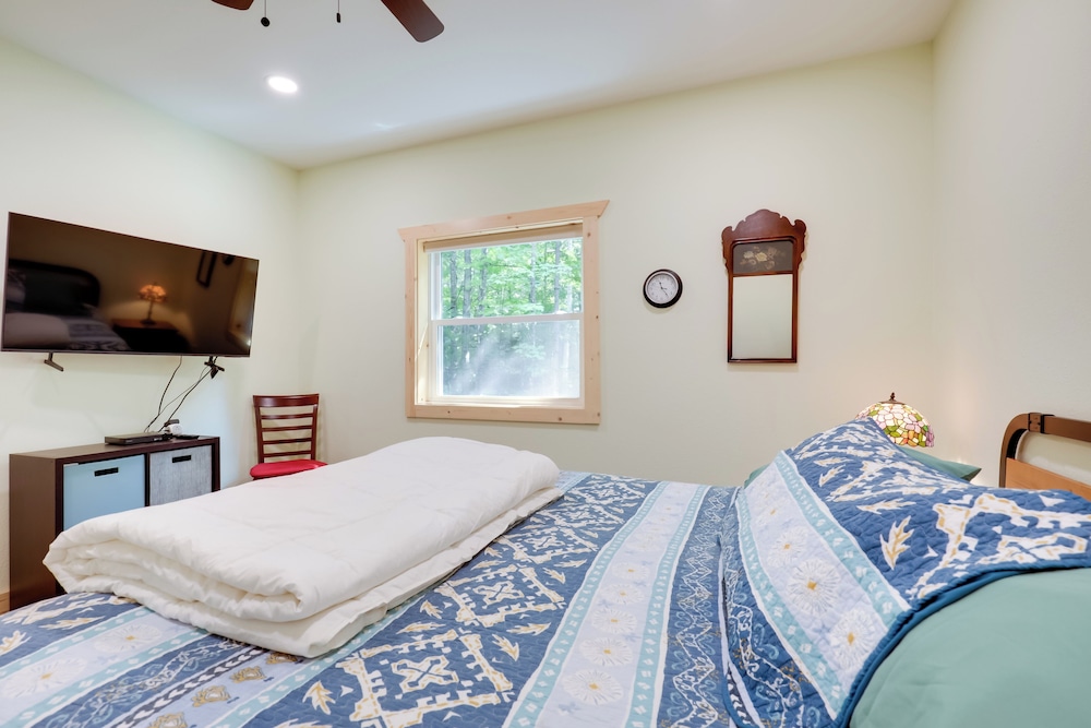 Paddle, Play & Relax: Home w/ Pioneer Lake Access!