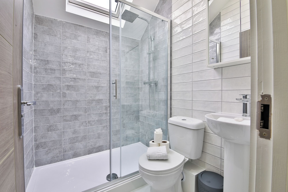 Modern 2 Bed House - Sleeps 4