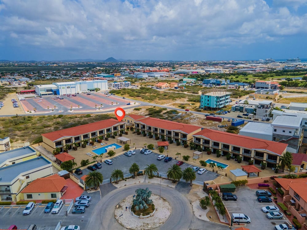 2BR 3min Walk 2 Eagle Beach Pool GYM Parking