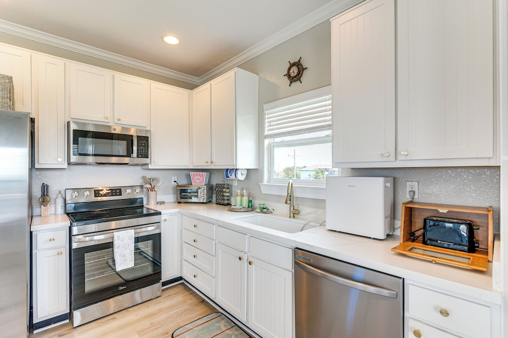 Walk to Crystal Beach: Coastal Getaway w/ Deck