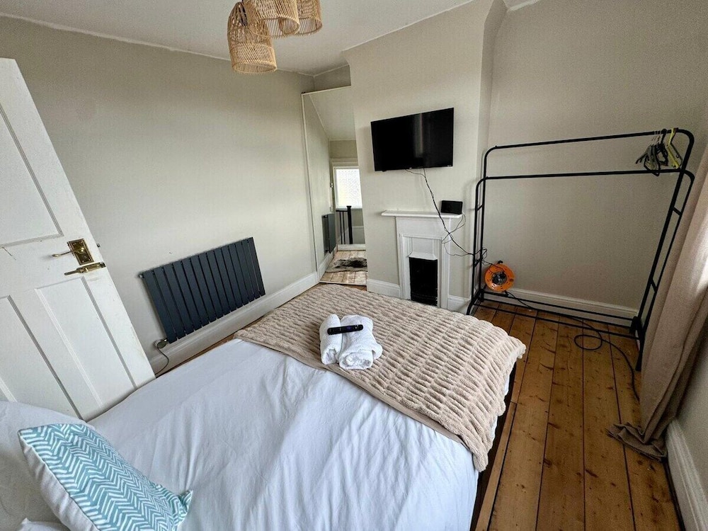 Cosy 2 Bedroom Home With Parking Near City Centre