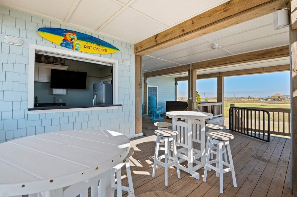 Deja Blue 5 Bedroom Home by RedAwning