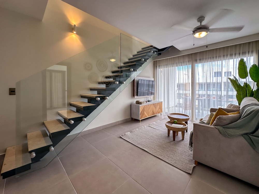 4 Bedroom Beach Penthouse w Private Rooftop