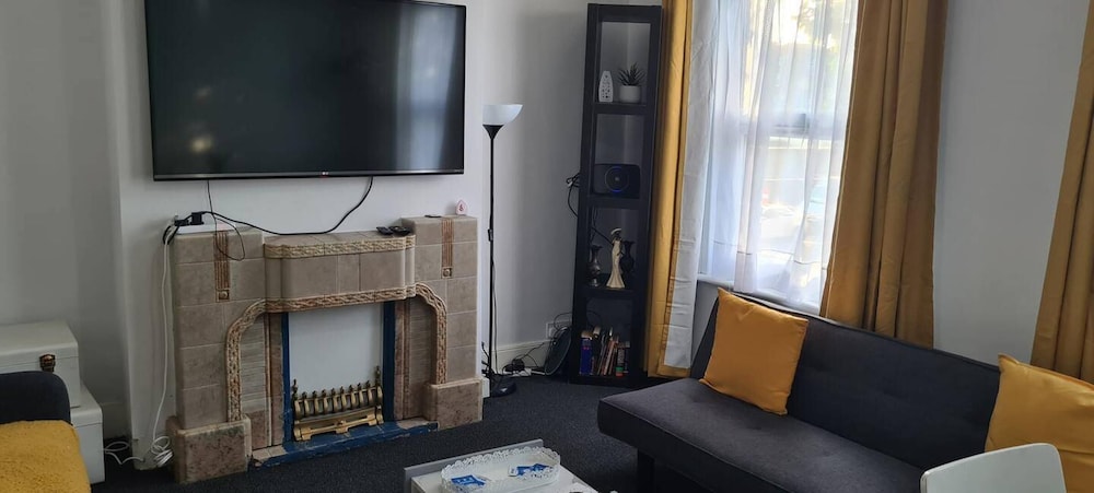 Cosy 2-bed Apartment - Sleeps 4 & Central