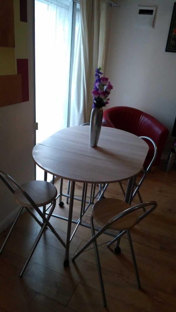 Clean & Modern 1 Bedroom Apartment