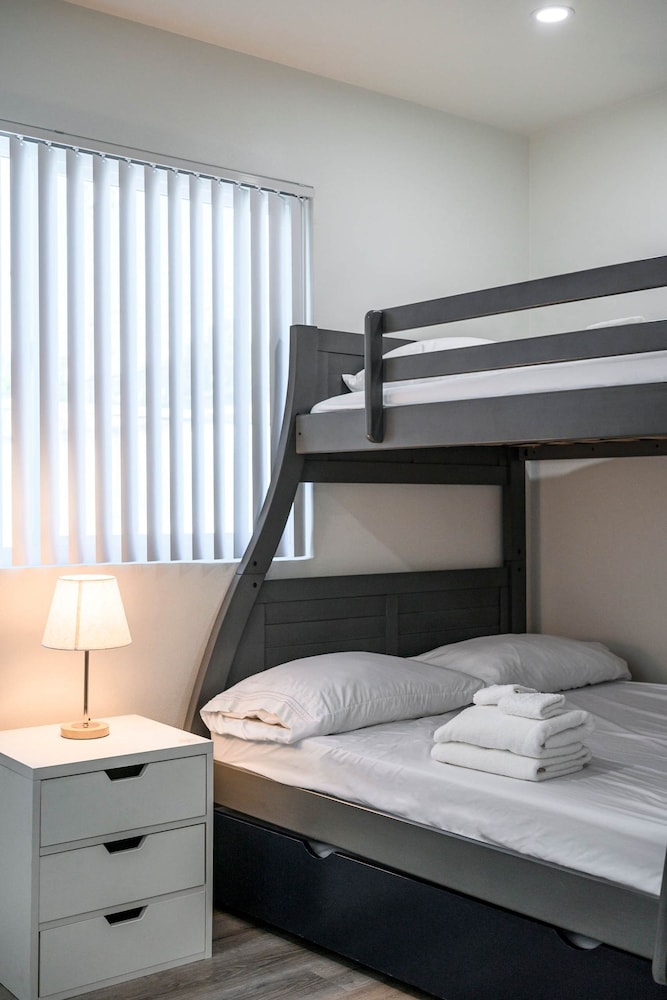 Foothills Oasis w Private Balcony Free Parking 3