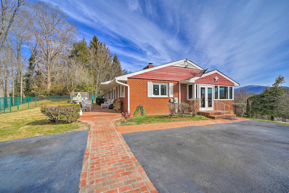 Inviting Waynesville Home Near Main St Shops view 3