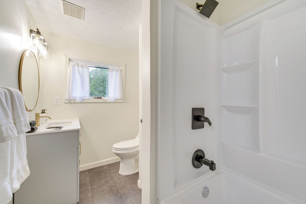 < 1 Mi to Lake Erie: Home w/ Hot Tub & Game Room!