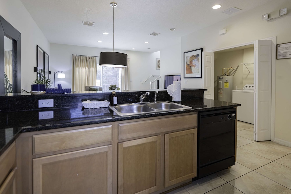 10 Min to Disney Cozy Townhome Jacuzzi