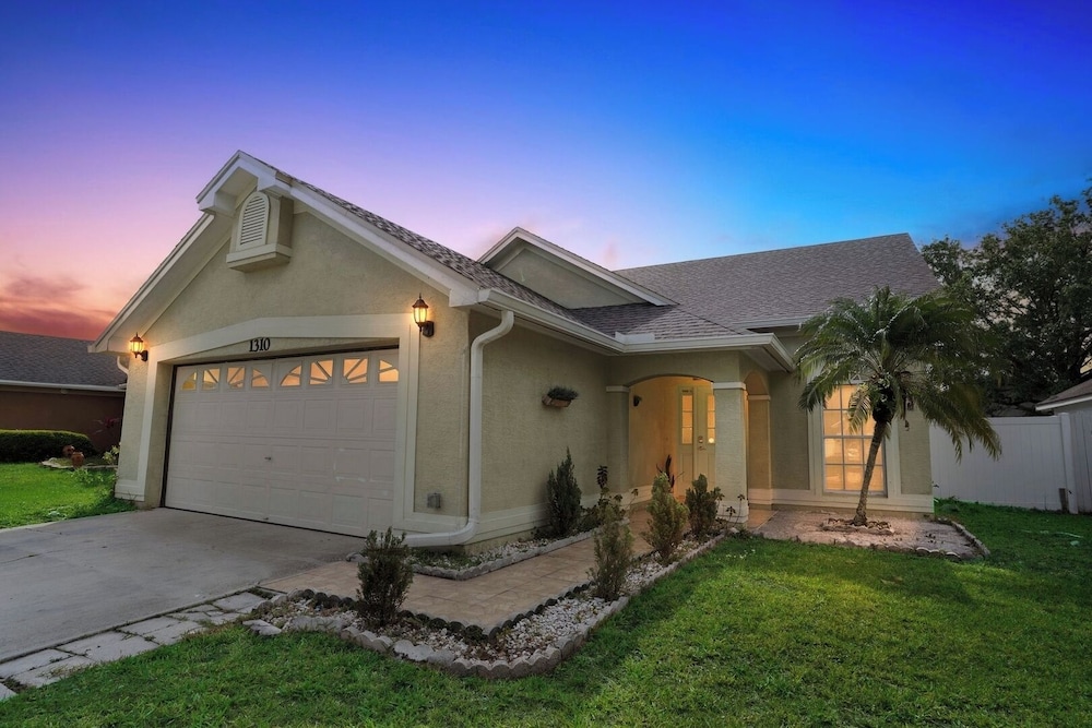 Comfortable 4BR Getaway: Wifi & Parking Included