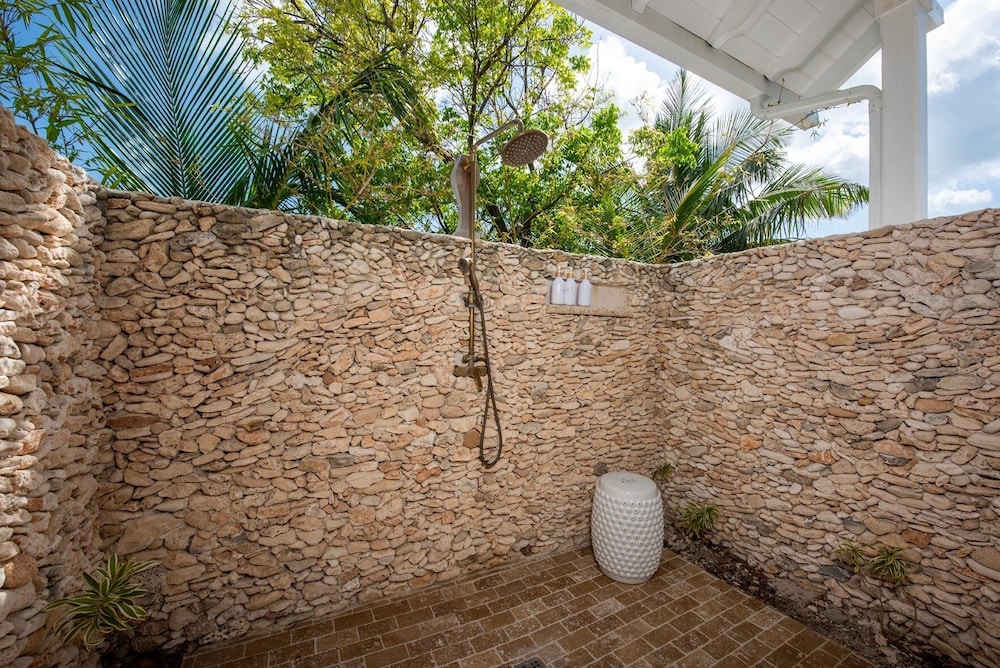 Cricket Beach House-luxurious Beachfront House 5 Bedroom Home
