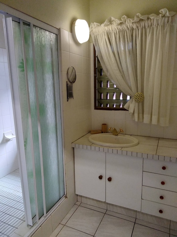 Tranquil Beach House in Southbroom Are, Marina Beach, With Stunning Lagoon Views
