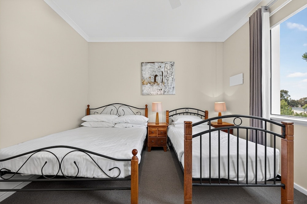 Serene 2-bed Apartment by the Canal