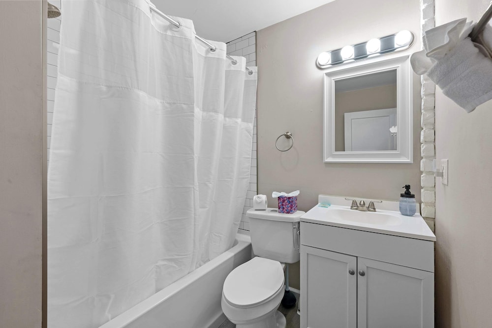 Tibet Twins Suites For 12!