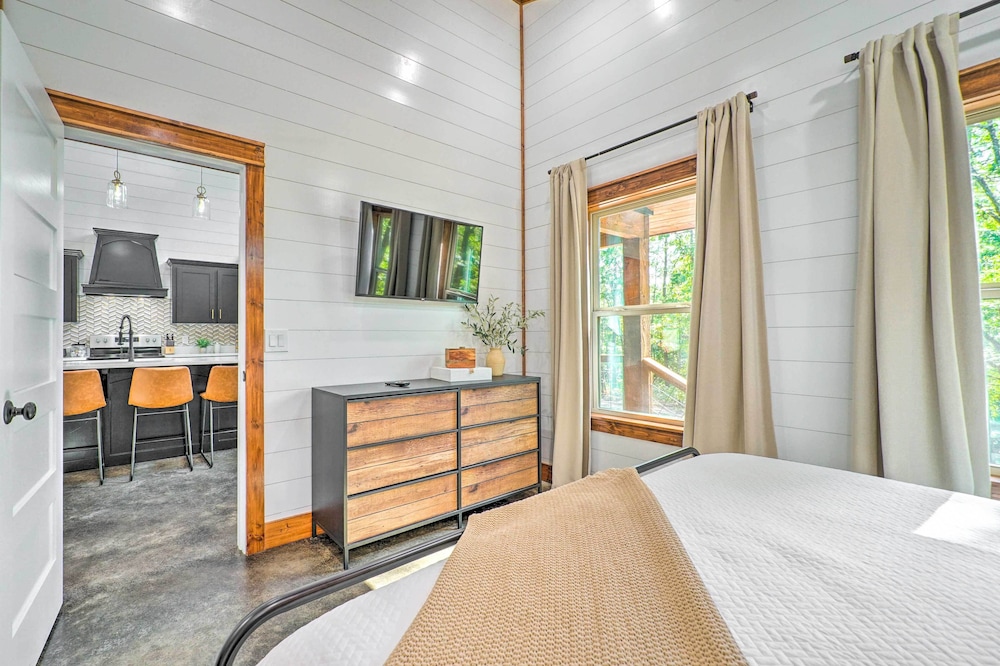 Chic Broken Bow Cabin With Hot Tub & Gas Grill! view 3